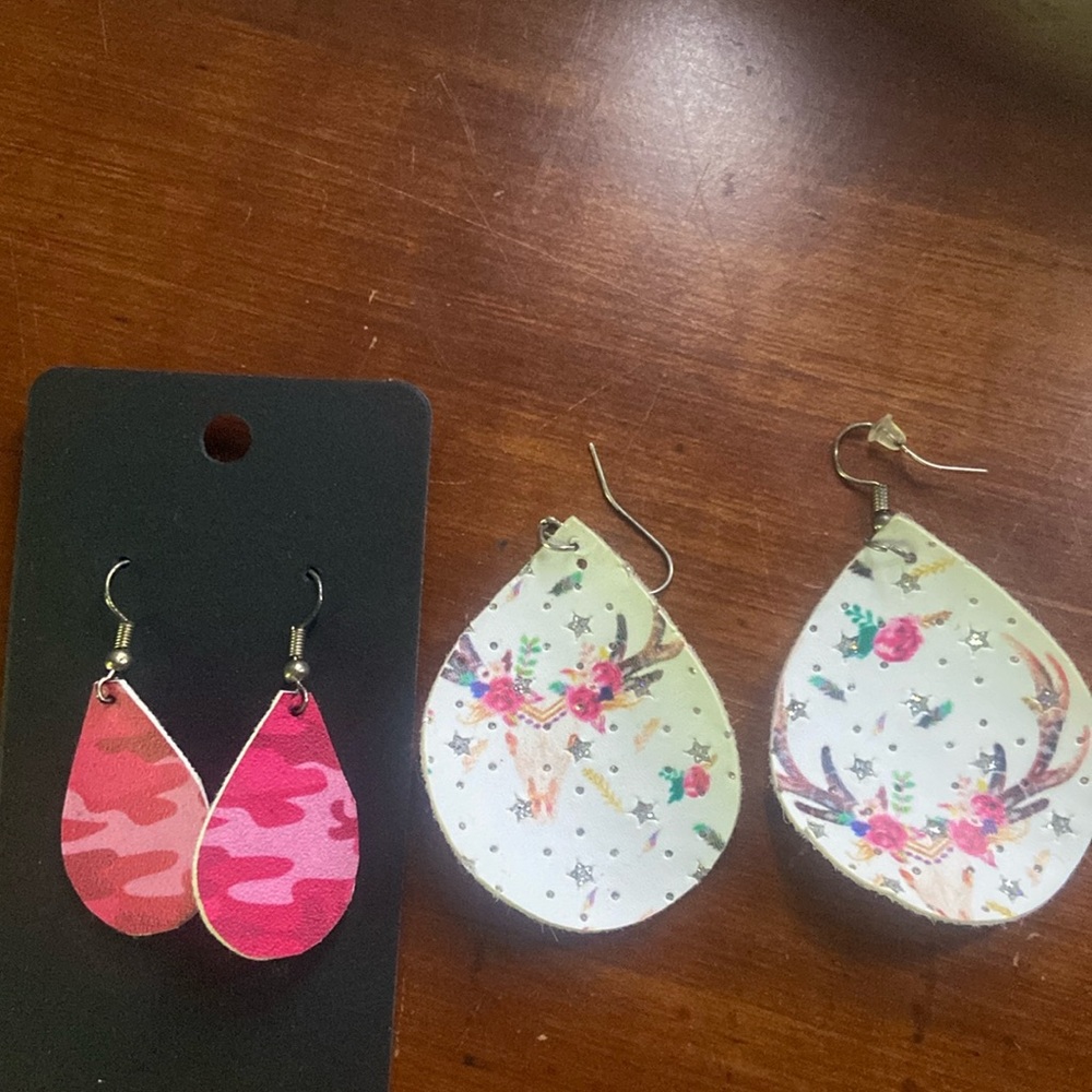 Pink camo light weight leather earrings. Comes with the other earrings as well.